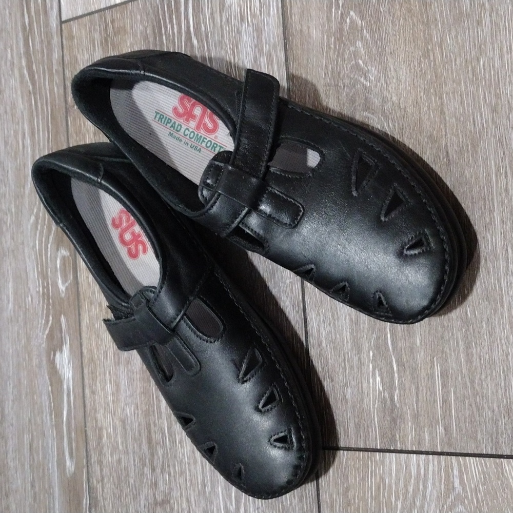 SAS black leather womens loafers with secure fastener. Size 7.5 narrow